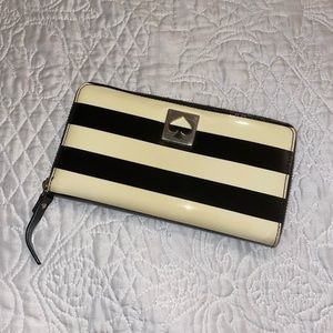 ♠️ Cream and Black Striped Kate Spade Large Zip-Up Wallet // Gently Used ♠️